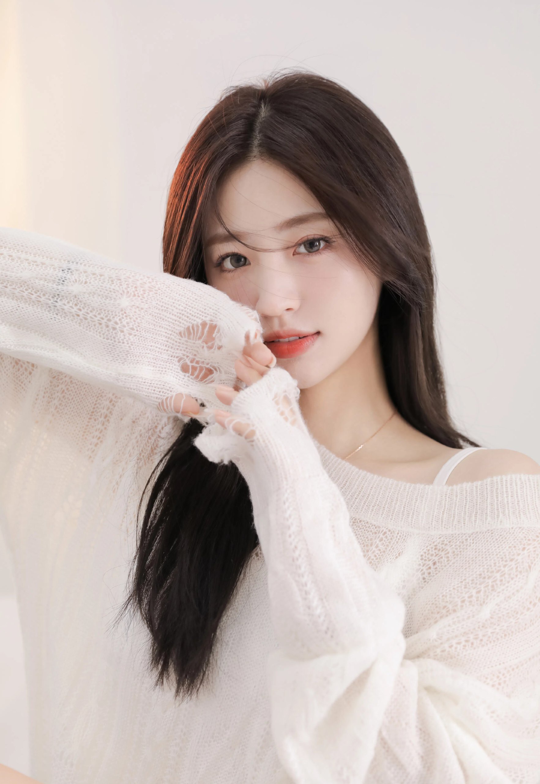 清纯白衣写真：迷人的少女