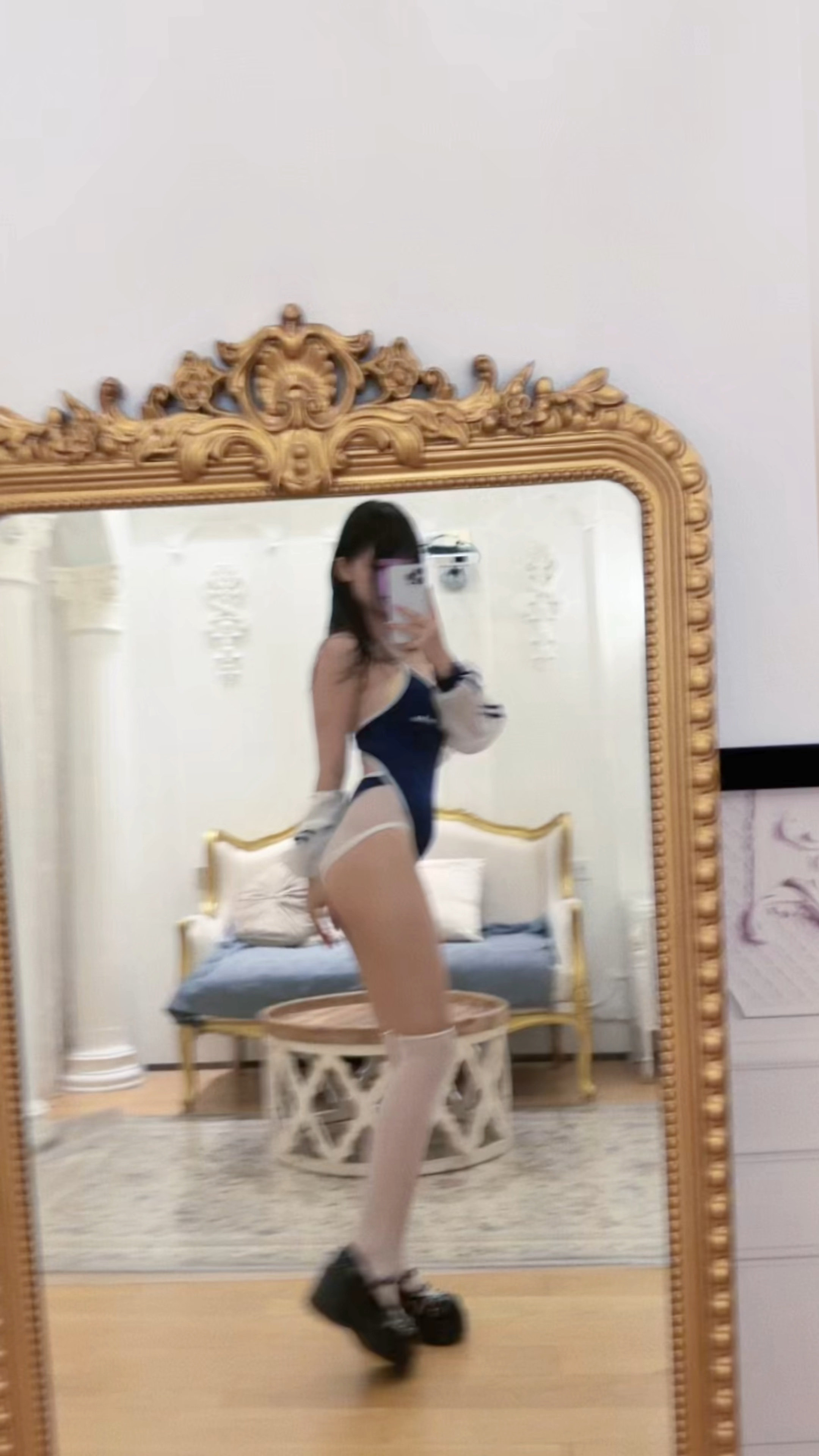 付费视频-Chic Sailor-Inspired Look with Over-the-Knee White Socks