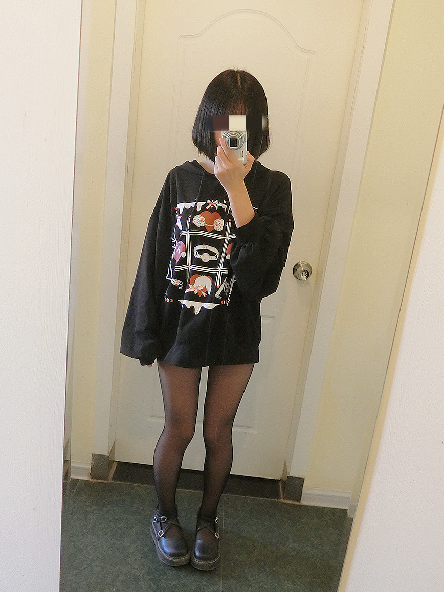 惊艳撕破丝袜系列：黑上衣下的诱惑