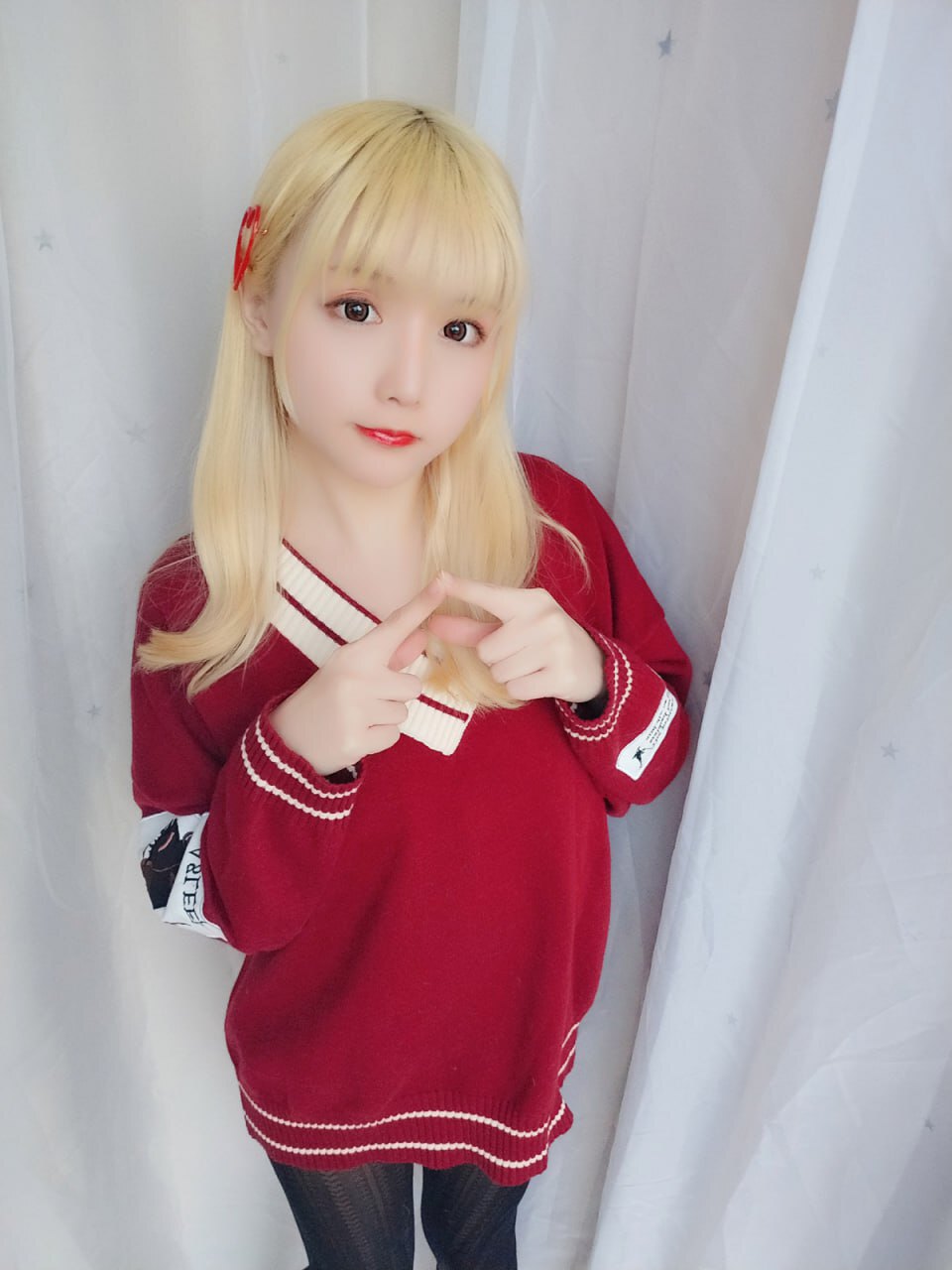 红毛衣、黑丝与黄头发：迷人美女的时尚风采