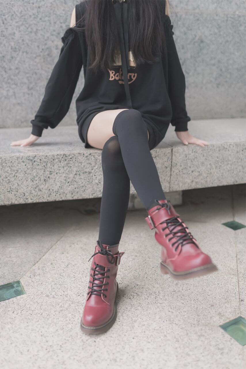 诱惑黑丝美腿系列：细腿尽显风情