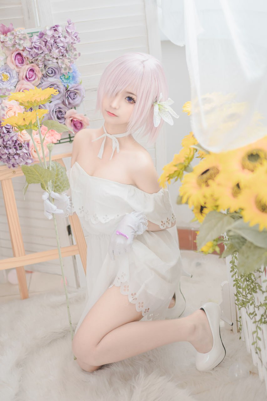 清新绝美：白衣白发的Cos美女