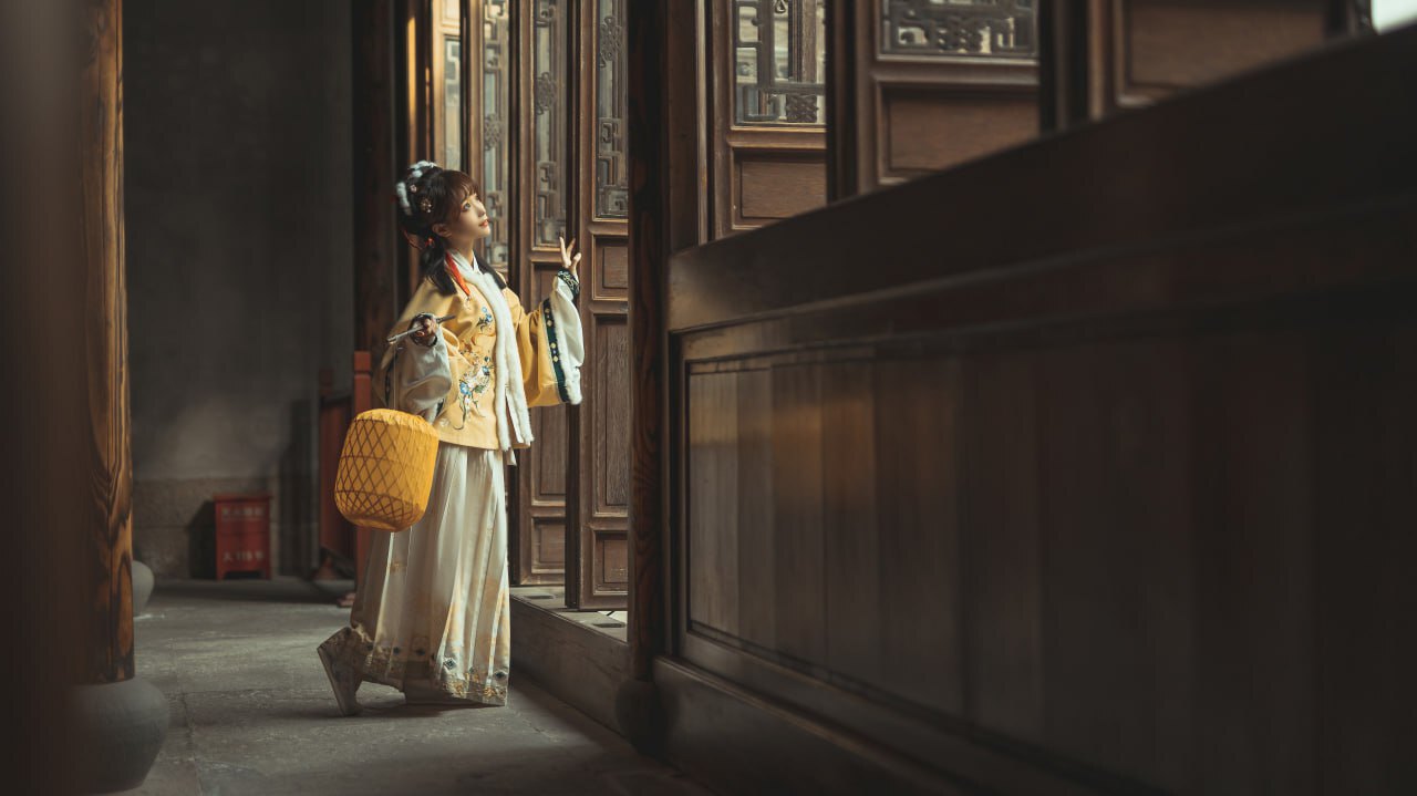 穿汉服挑灯笼，古典与风情的完美交融