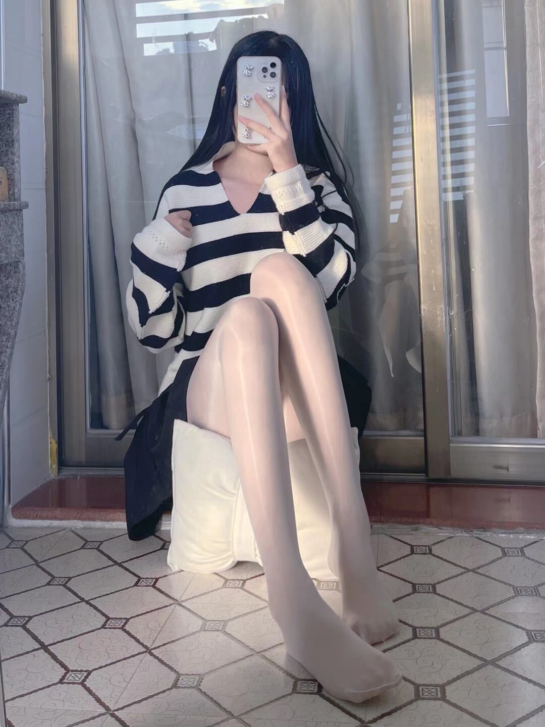 奶牛配色小姐姐的肉丝会反光真好看-她们