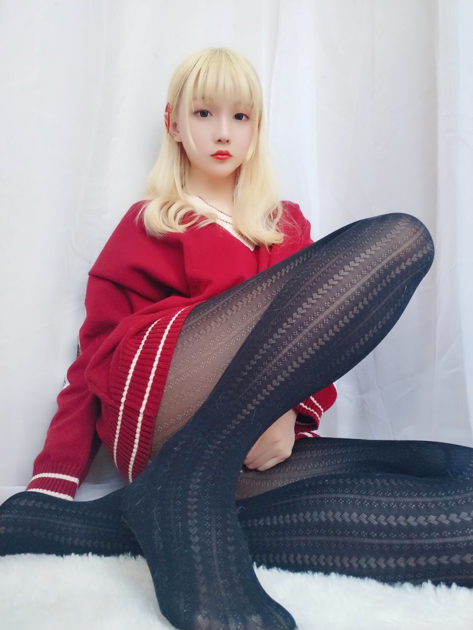 红毛衣、黑丝与黄头发：迷人美女的时尚风采