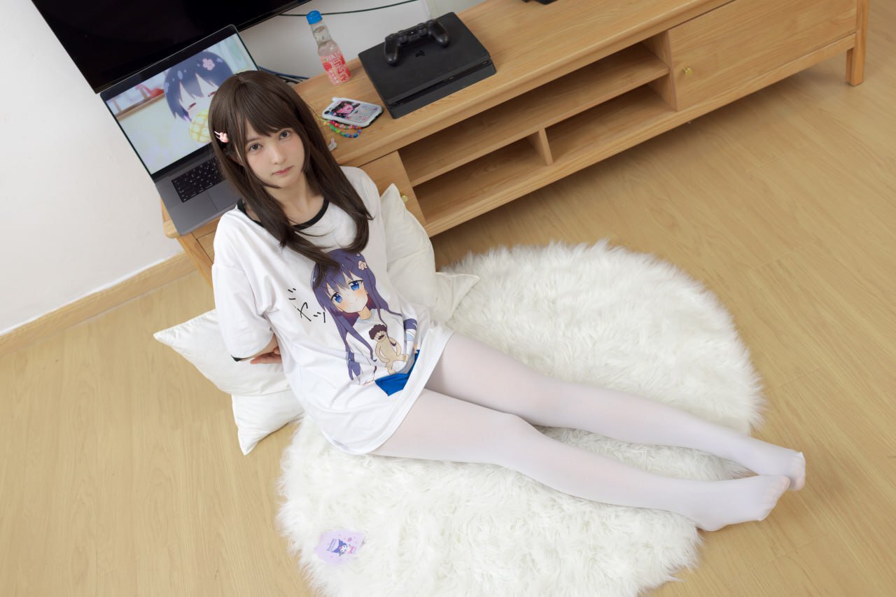 纯白之美：清新白衣少女的白袜时刻