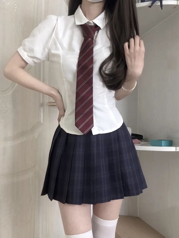 <strong>穿越青春的时光隧道: JK制服与初恋日系写真</strong>