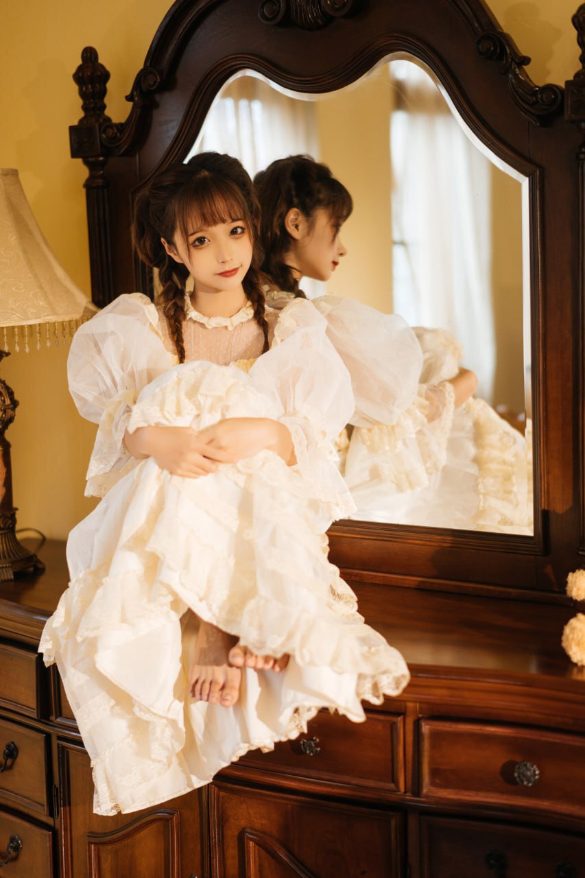 古风白裙美女：雅致与风情的相遇