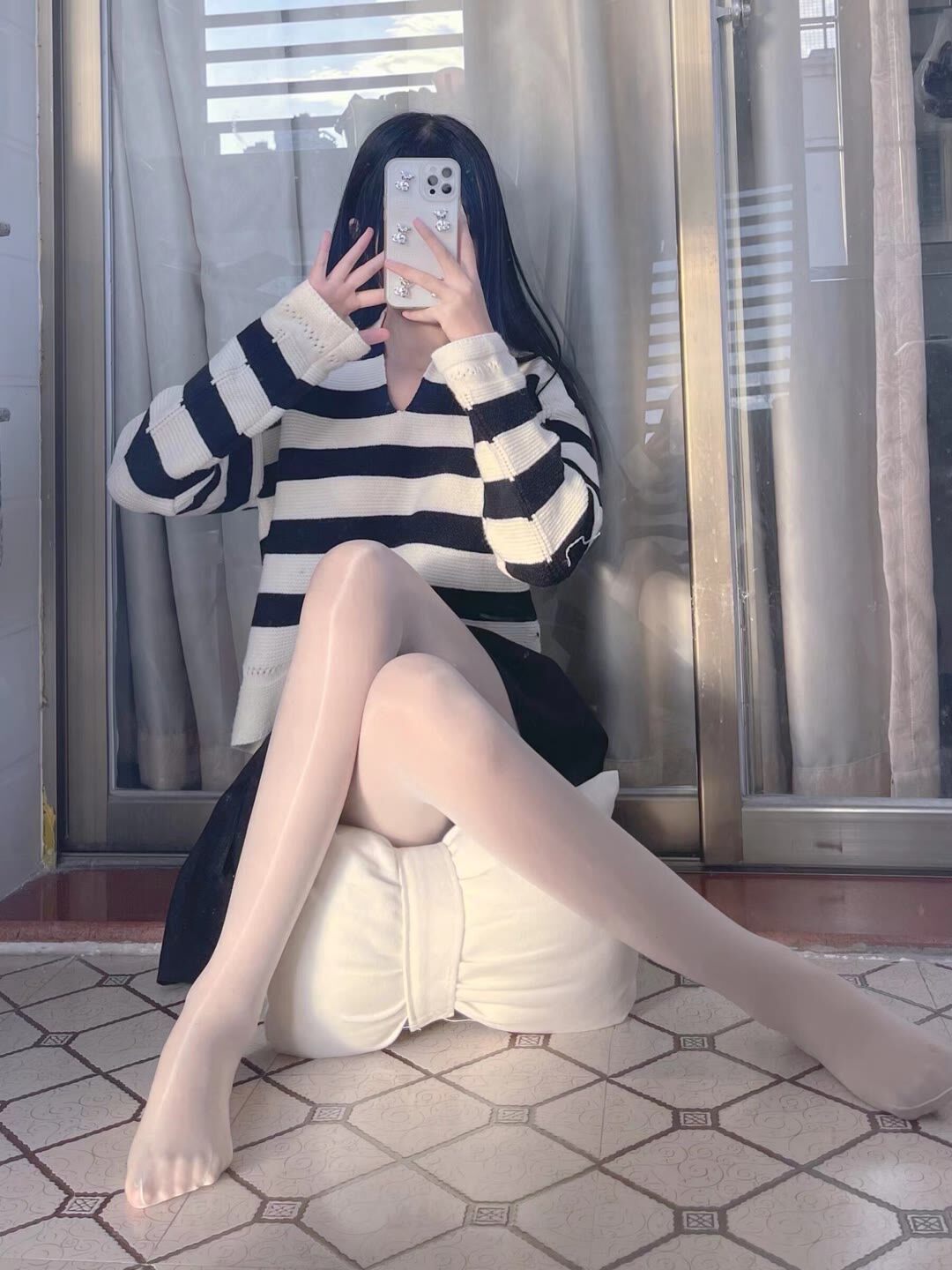 奶牛配色小姐姐的肉丝会反光真好看-她们