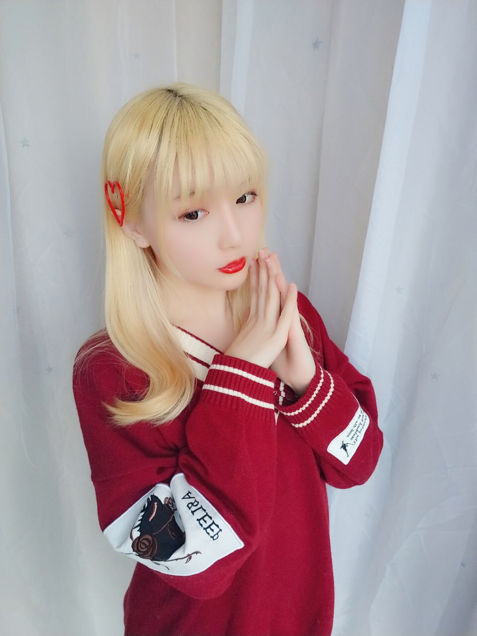 红毛衣、黑丝与黄头发：迷人美女的时尚风采