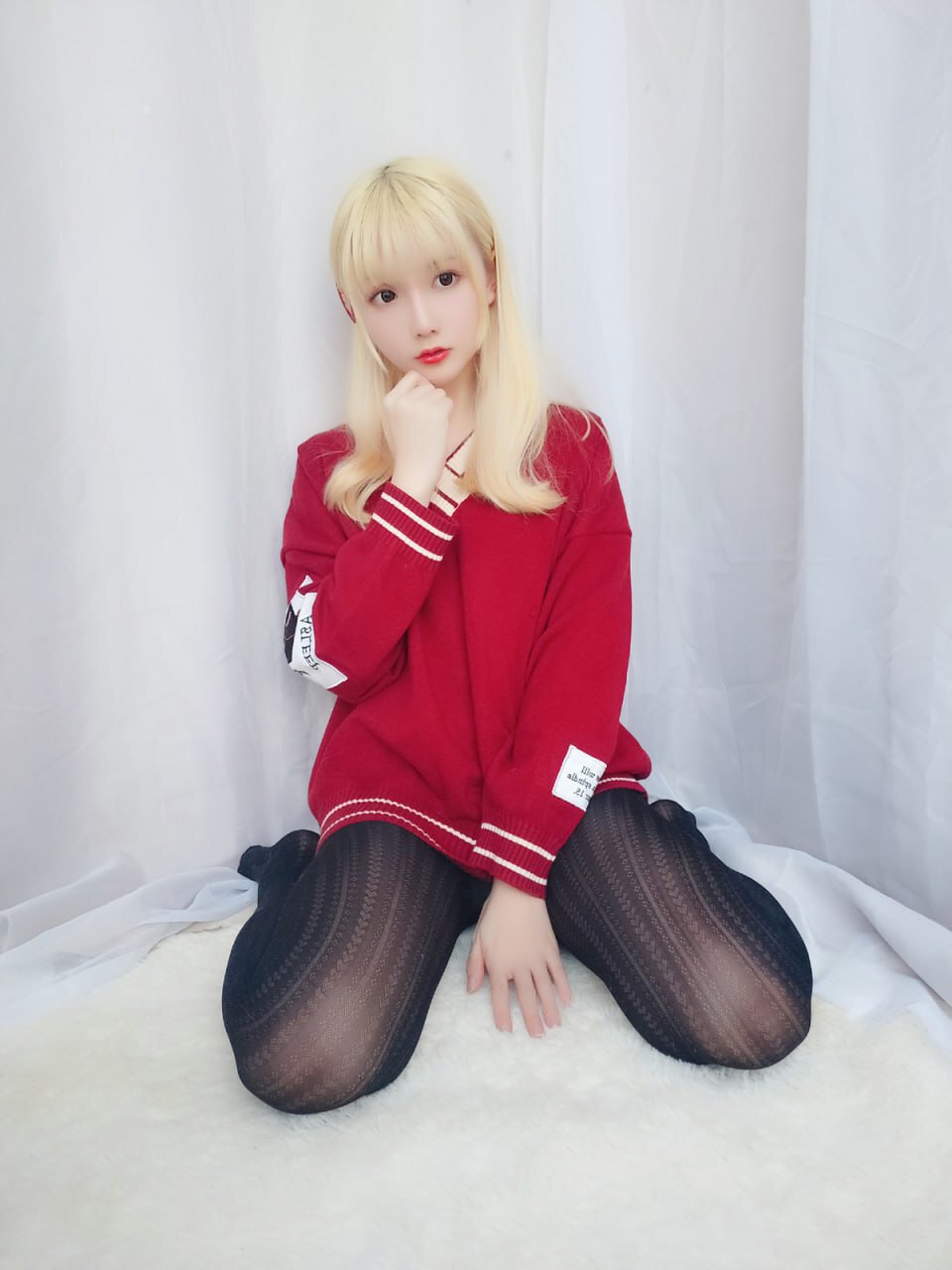 红毛衣、黑丝与黄头发：迷人美女的时尚风采