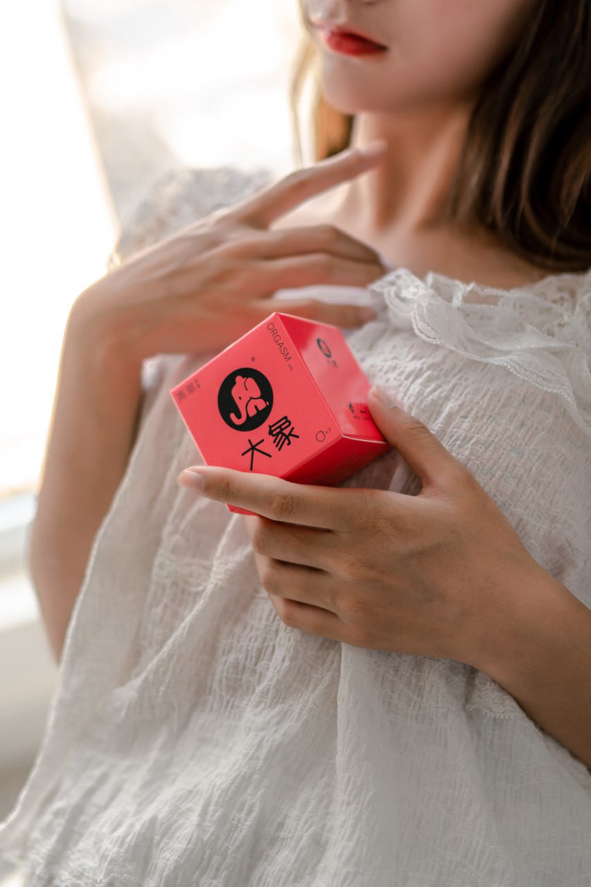 温柔花海：手捧鲜花的美丽姑娘