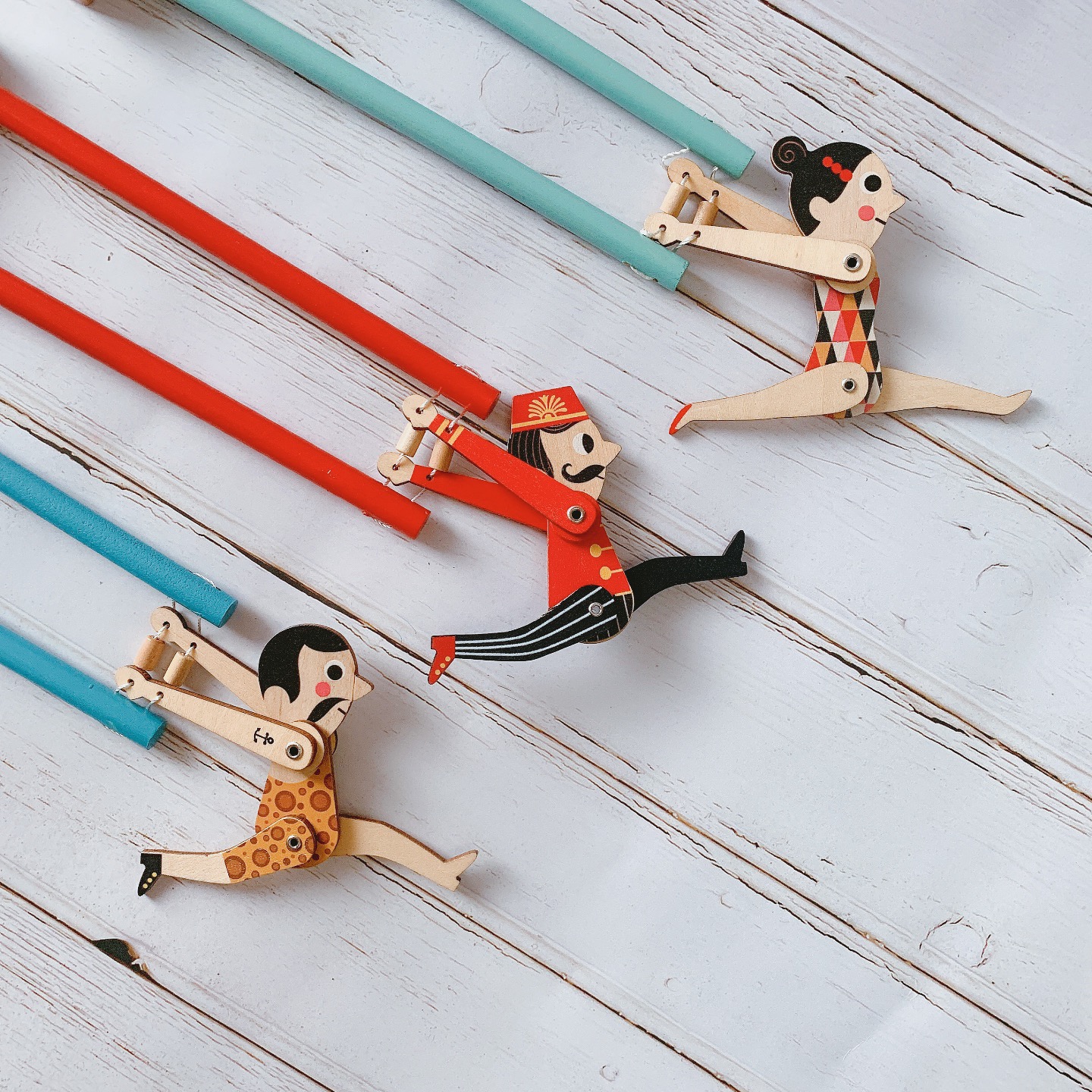 Spot French imported retro nostalgic puzzle game toys manual wooden acrobats flipping and fighting people