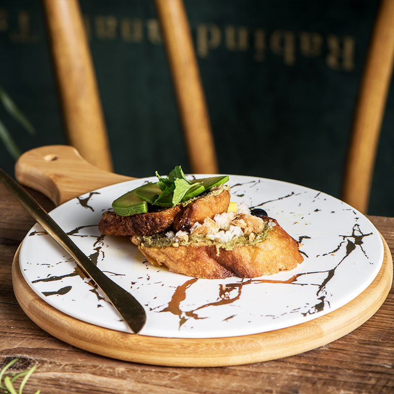 The Nordic dish steak dinner plate with black ceramic round SaPan wooden pallet with The handle