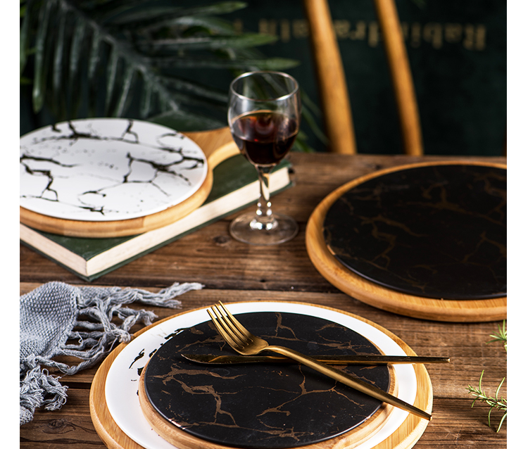 The Nordic dish steak dinner plate with black ceramic round SaPan wooden pallet with The handle