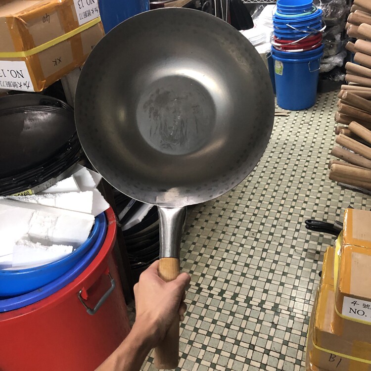 Hong Kong Can Tsai Gate City Flat Bottom Pan Cooked Iron No Coated Iron Pan induction cookers apply frying pan