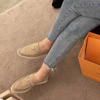 Loafer slip-ons with flat bottom and tassels