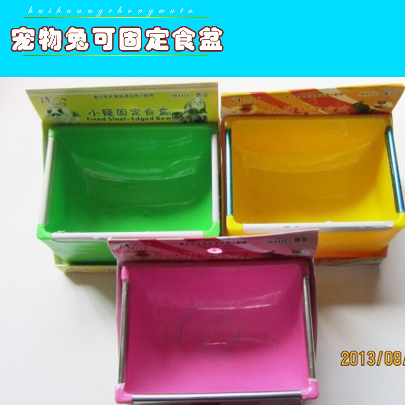 Pet rabbit can fix the food bowl 