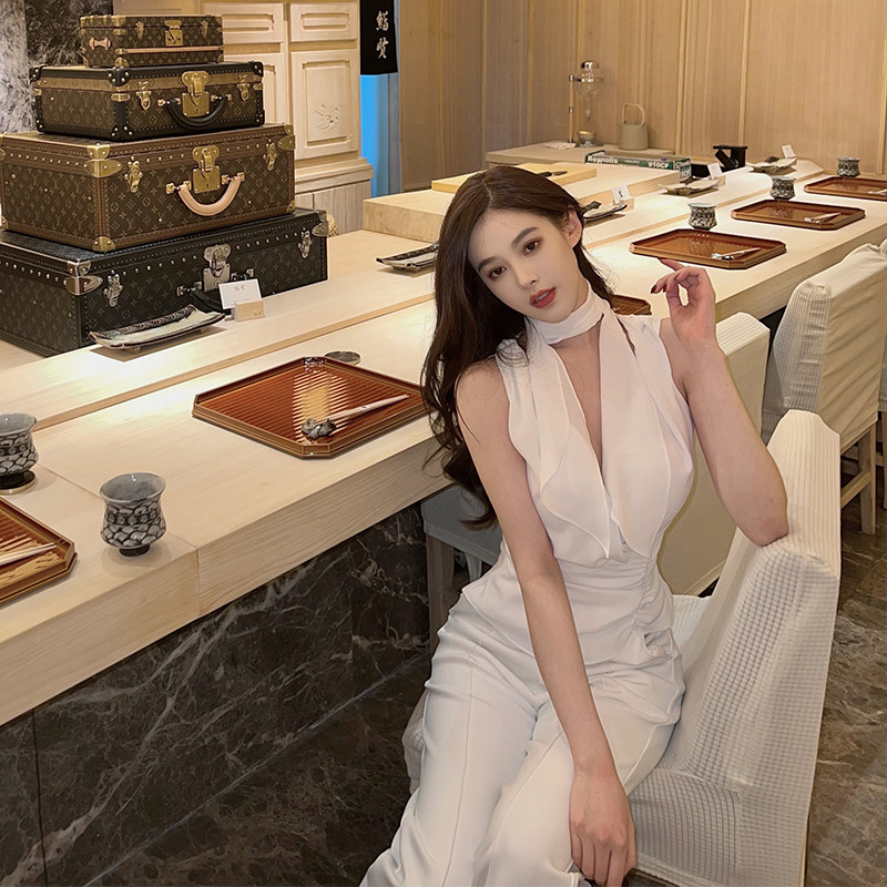 nicky French temperament short white top design sense female niche 2022 summer all-match v-neck sleeveless