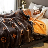 Весенний цветок коричневого цвета