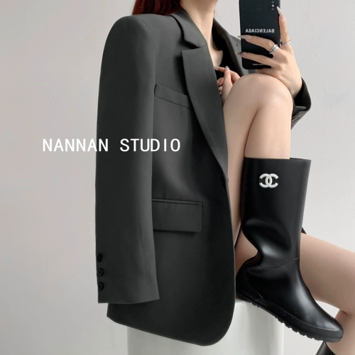 Дизайнерский черный пиджак классического кроя, осенние наплечники, тренд сезона