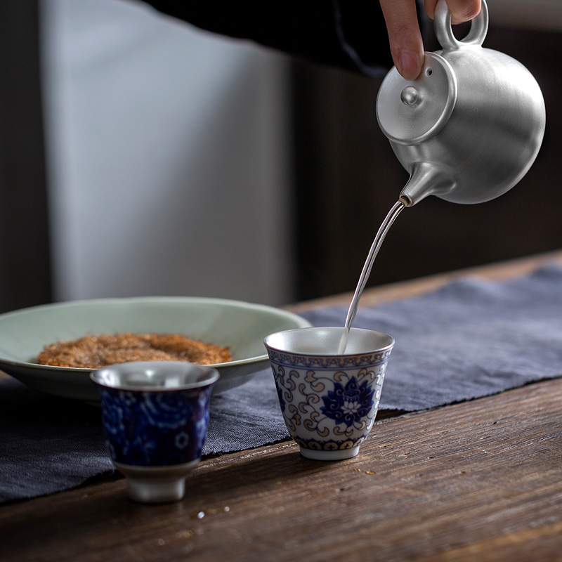 Don difference up kung fu tea tasted silver gilding bladder household of blue and white porcelain tea set sample tea cup silver tea master cup single CPU