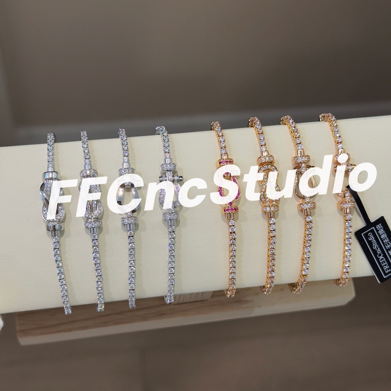 2026 Full Diamond Chain, Full Diamond Chain with Horseshoe Clasp, Medium Size, Diamond-Encrusted, 18K Plated, Light Luxury Bracelet for Female Friends