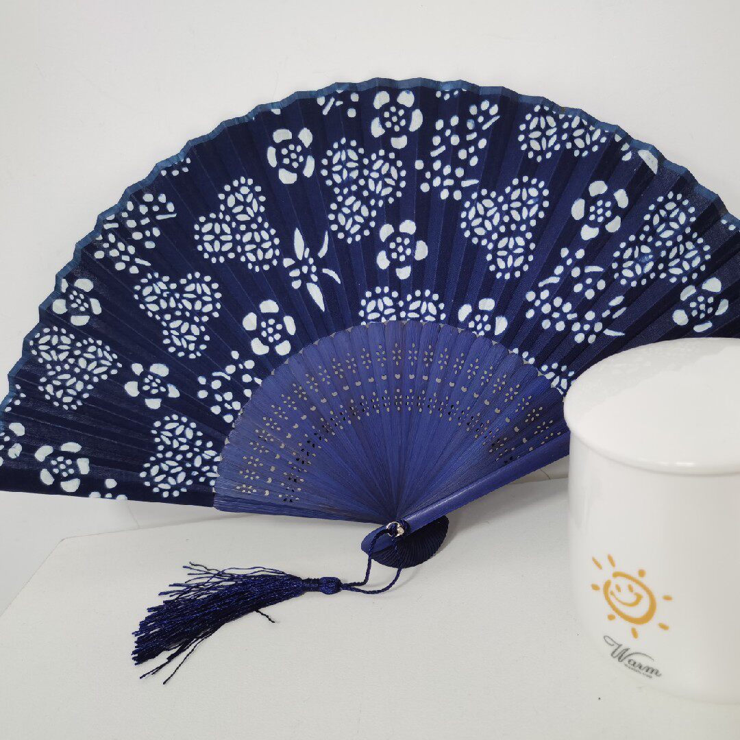 Promotional price boutique daily-use fan Wuzhen travel bamboo fan batik printing and dyeing folding fan free cotton fan cloth cover