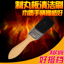 Pelletizing plate cleaning brush