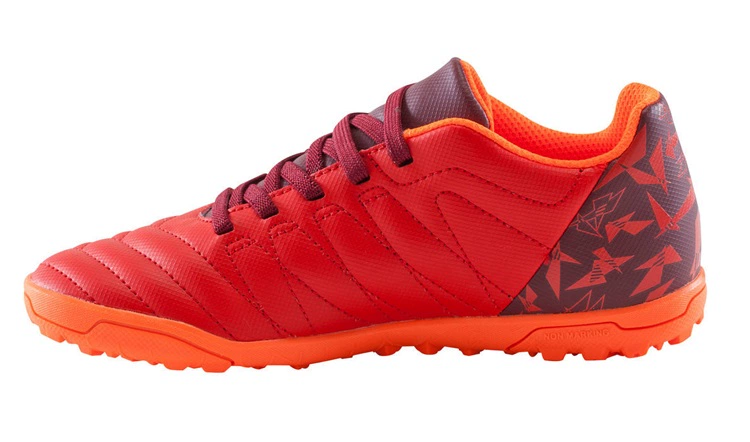 Thiếu niên Decathlon bị gãy móng tay với giày bóng đá dính ma thuật
