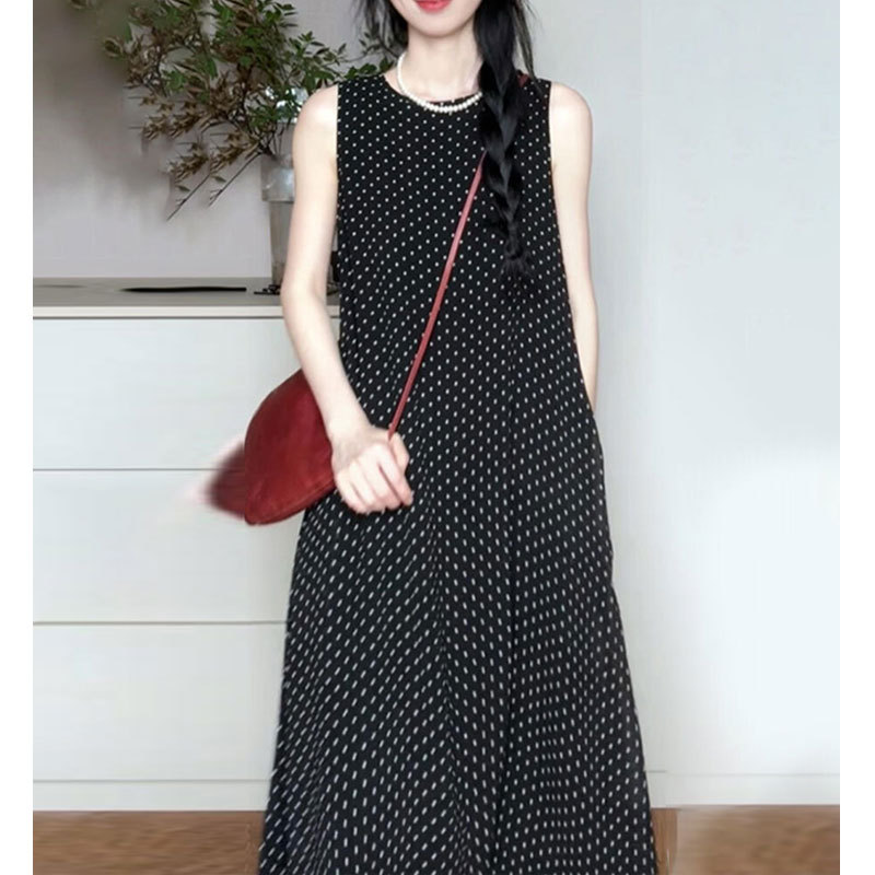 Elegant and Age-Reducing Plus-Size Women's Polka-Dot Tank Dress for Women with Larger Sizes, Designed to Cover the Body and Make Them Look Slimmer