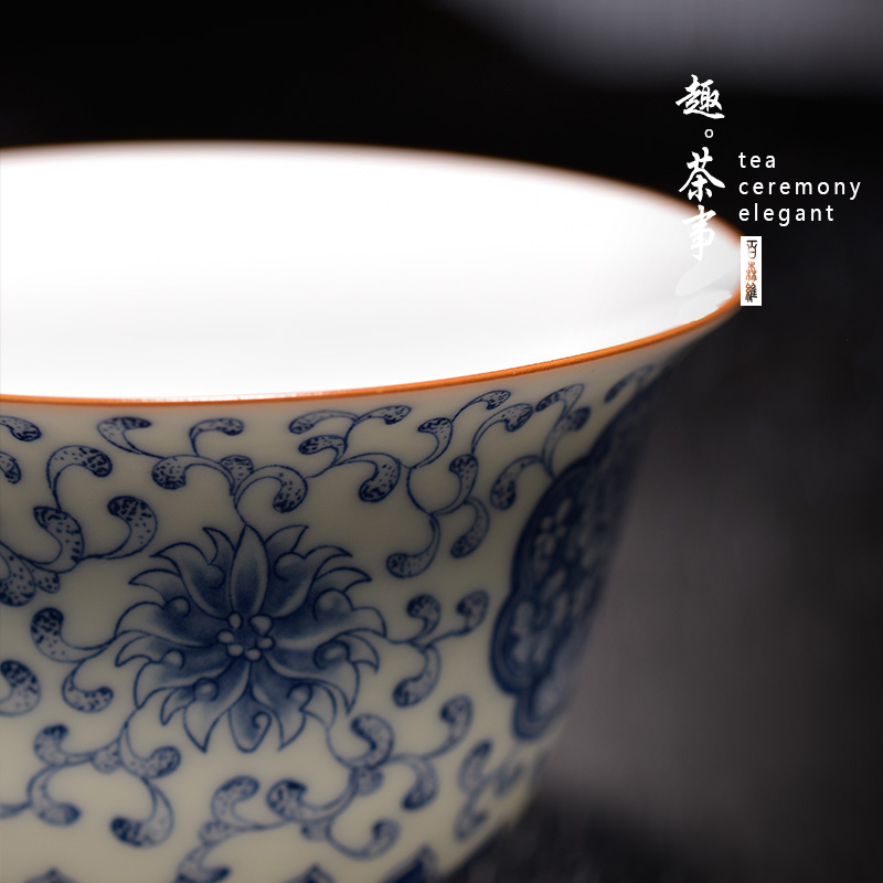 Jingdezhen blue and white porcelain tea sets of high - grade ceramic cups lid bowl of kung fu tea whole household gift box