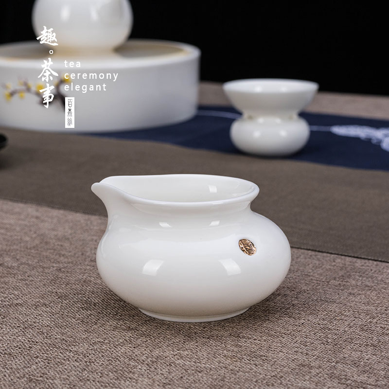 Suet jade fair fair keller cup of dehua white porcelain ceramic and CPU) points of tea, tea sea jade porcelain tea set accessories