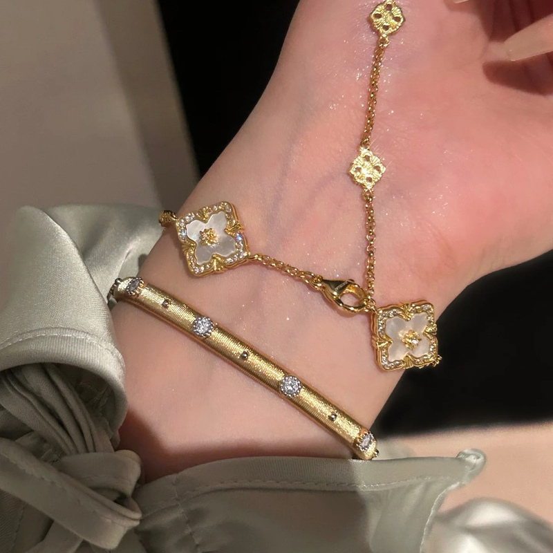 Vintage Exquisite Light Luxury Niche High-End Clover Mother-Of-Pearl Bracelet for Women with Three Flowers