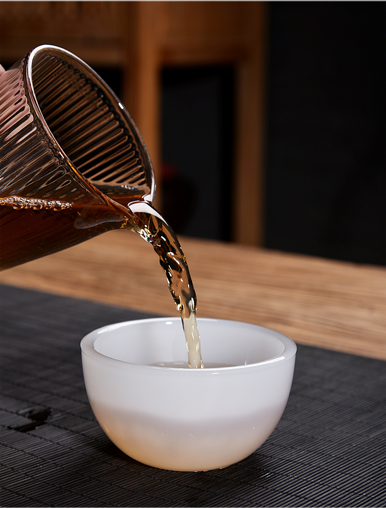 The ancient jade sheng up porcelain cup sample tea cup masters cup bowl of The big, white porcelain glass colored glaze single cup lamp that kung fu tea set