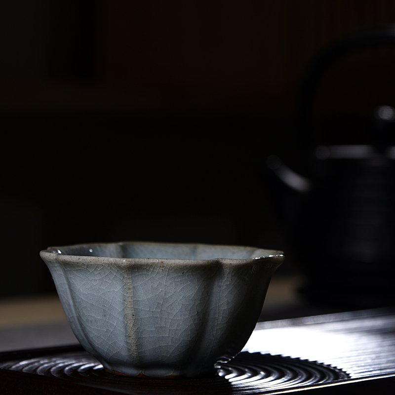 Ancient sheng up new name plum petals your porcelain tenderness CPU master cup single cup which can keep your up jingdezhen kung fu