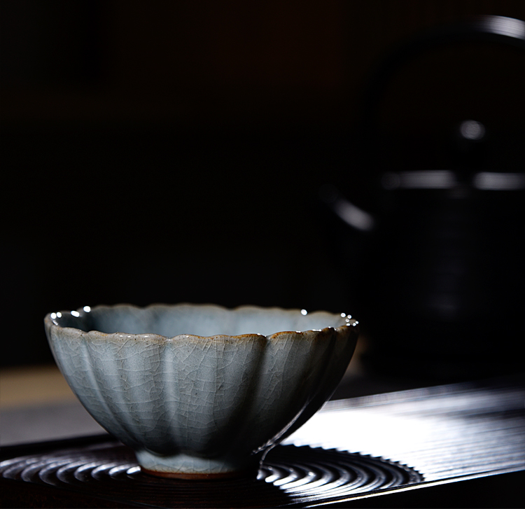 Ancient sheng up new name plum petals your porcelain tenderness CPU master cup single cup which can keep your up jingdezhen kung fu
