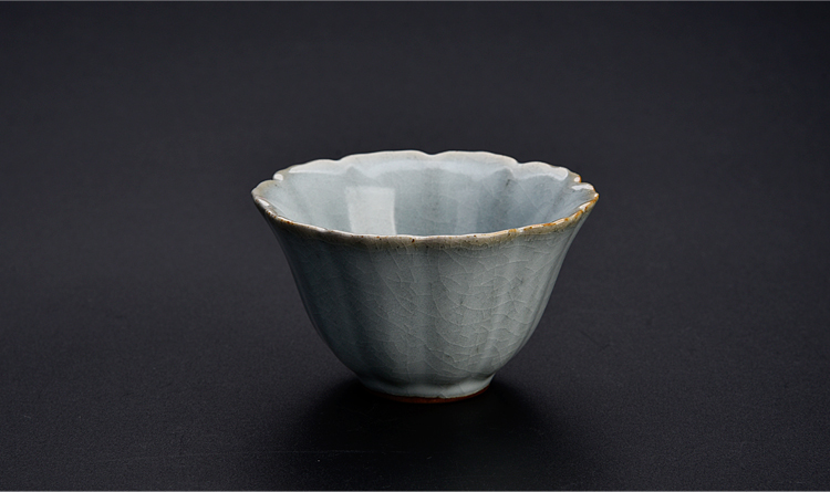 Ancient sheng up new name plum petals your porcelain tenderness CPU master cup single cup which can keep your up jingdezhen kung fu