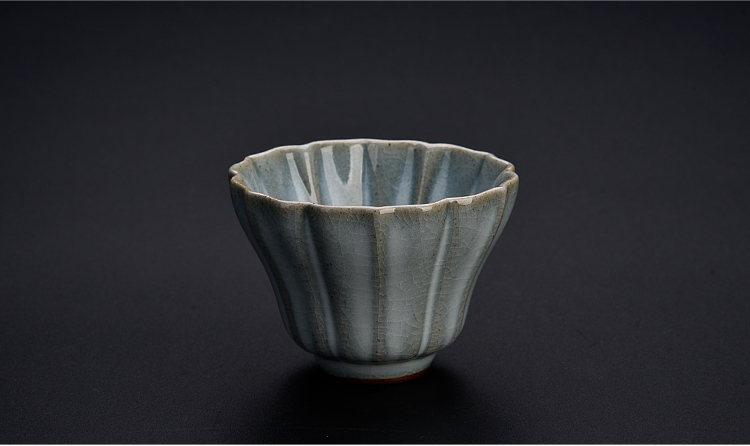 Ancient sheng up new name plum petals your porcelain tenderness CPU master cup single cup which can keep your up jingdezhen kung fu