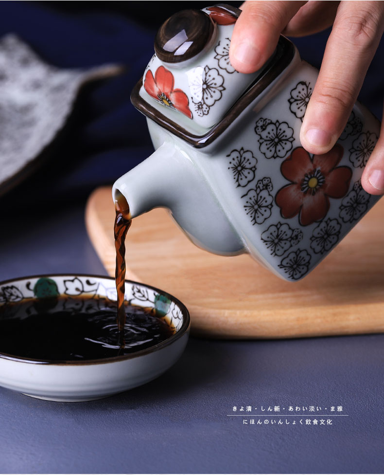 A Japanese ceramic oil pot with cover oil bottle kitchen seasoning bottle of soy sauce pot vinegar pot seasoning bottle