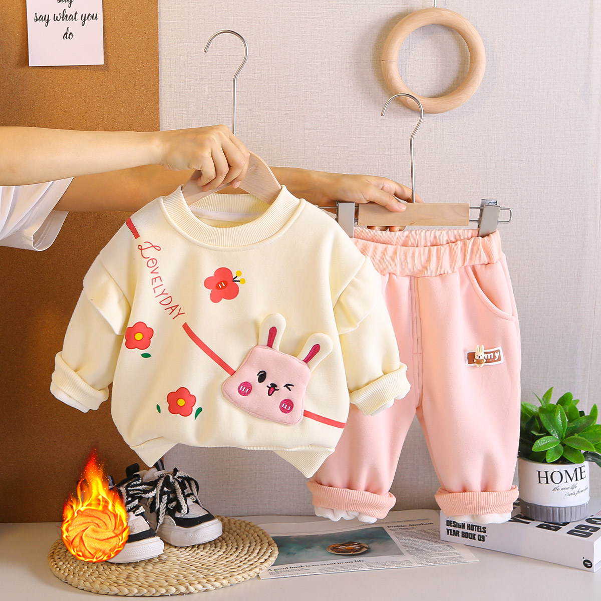 Детские осенне-зимние костюмы, новинка 2025 года, модный тонкий флисовый свитер в западном стиле для маленьких девочек, одежда из двух предметов плюс флис