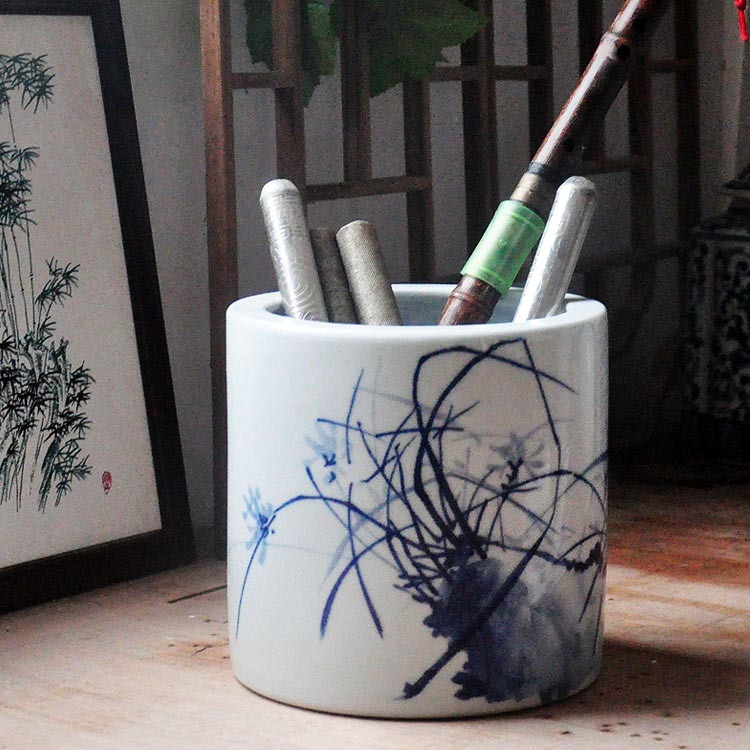 Jingdezhen hand-drawn blue flower large ceramic pen contains mini-character cylinder study decoration New Chinese modern