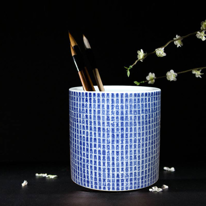 Jingdezhen ceramic blue and white porcelain desktop storage brush brush retro pen holder ornaments imitation Qianlong year pure handmade