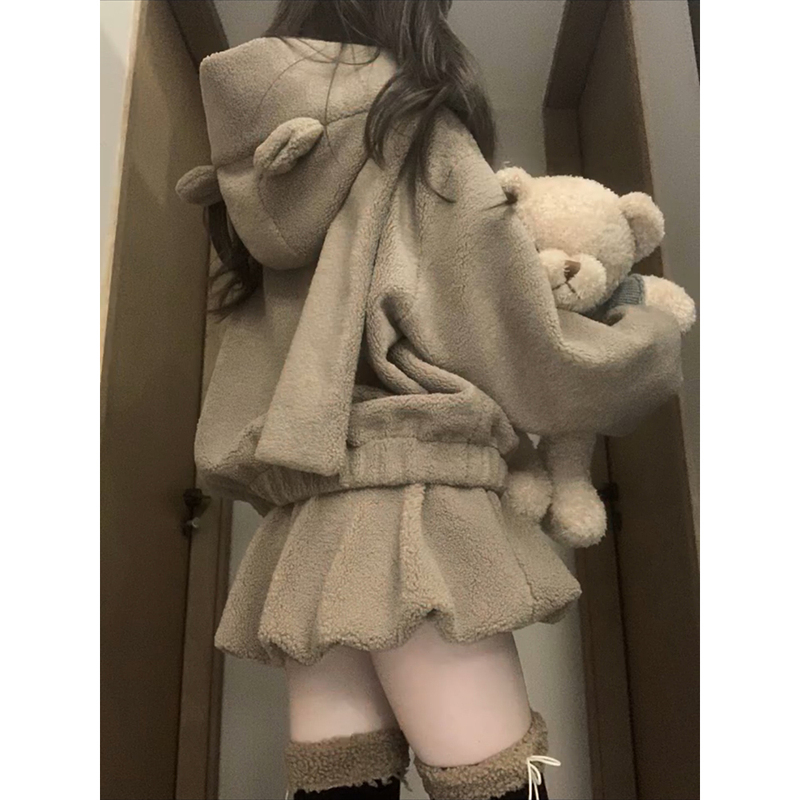 Lamb Wool Suit for Women 2025 New Winter College Style Thickened Bear Jacket High-Waisted Flower Bud Shorts Two-Piece Set