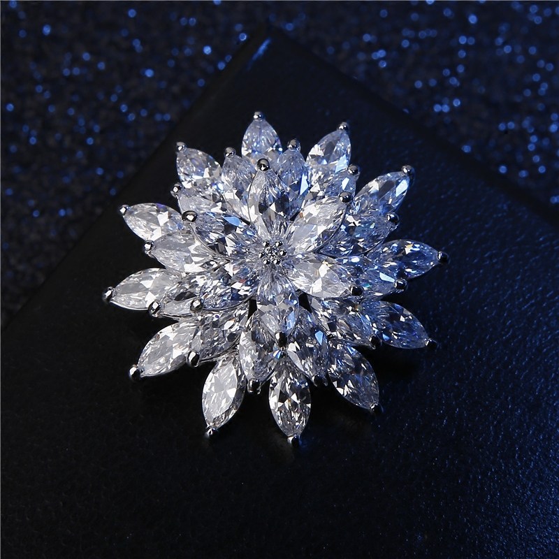 High-end, exquisite, and fashionable sunflower brooch for women's suits; premium corsage; anti-exposure flower pin; luxurious accessory.