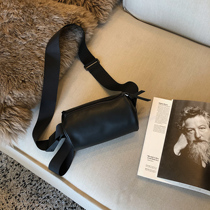 Attitude niche design sense black leather crossbody bucket bag Korean version of ins Net red shoulder bag mens armpit bag