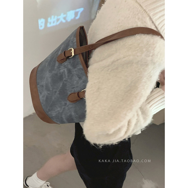 Autumn and winter retro armpit bag for women 2023 new fashionable Korean tote bag versatility large capacity bucket bag