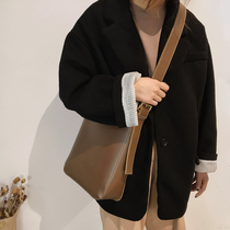 Single shoulder big bag women 2018 new vintage fashion bucket bag chic wide shoulder strap casual large capacity shoulder bag