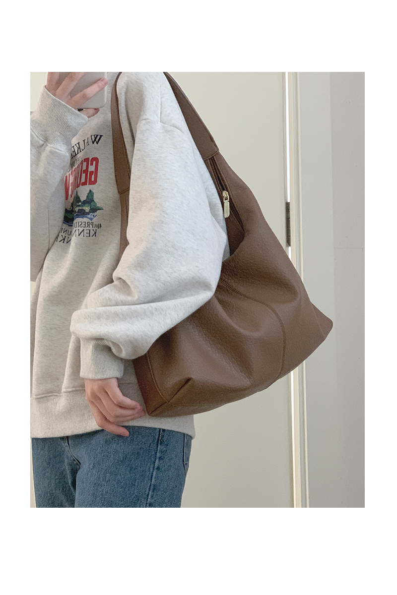Niche texture armpit bag female summer 2023 new trendy retro tote bag student class large capacity bag