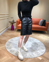 Xiangjia takes off from dusk Joker to show thin legs long New Zealand jin mouth lambskin middle pants